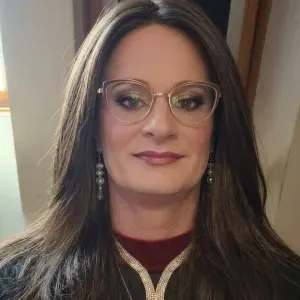 Femme de ménage multitâche agréable véhiculé 