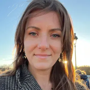 Auxiliare de Puériculture avec 15 ans d'expérience