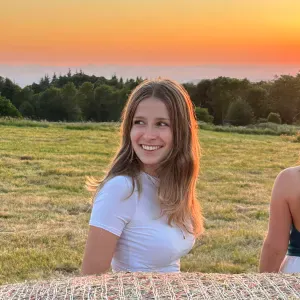 jeune fille pleine d'amour pour vos chien en campagne