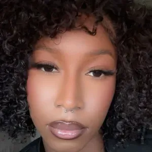 Baby-sitter disponible, fiable et souriante 