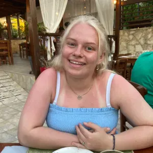 Hundepass! Livlig jente på 21:)