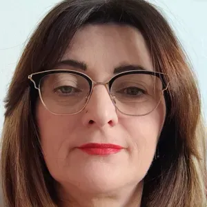 Empleada de limpieza atención personalizada.