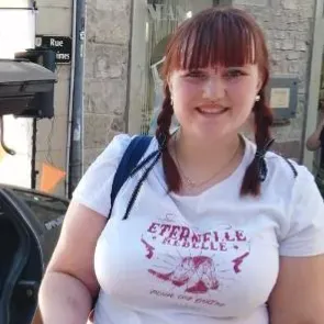 Baby-sitter dotée d'un esprit très joueur
