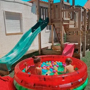 Ama cuidadosa, responsável e paciente.