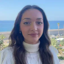 Jeune pet-sitter amoureuse d'animaux