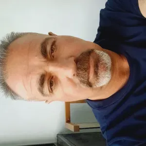 Ankara turkeyliyiz..bu yüzden dil fazla bilmiyorız
