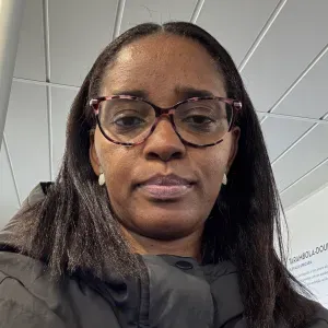 Estou disponível para limpezas, engomar e cozinhar