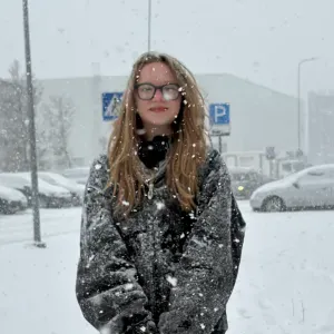 Mokau vaikus groti Pianinu Vilniuje.