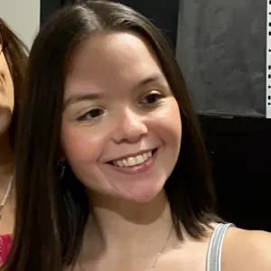 Explicadora apenas online em várias plataformas