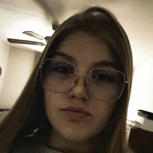 Étudiante infirmière qui cherche un petit travail 