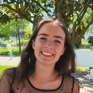 Baby-sitter étudiante en art, douce et créative