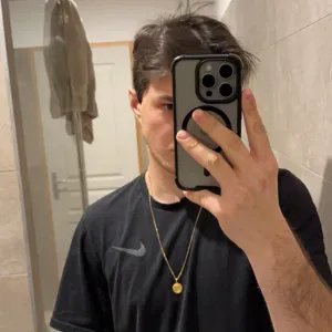 Jeune très actif à la recherche de travail 