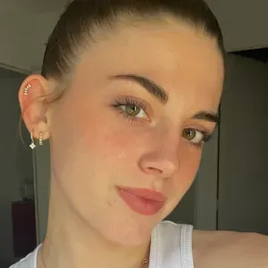 Baby-sitter disponible dès maintenant sur Angers !!