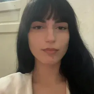 Femme de ménage soignée et organisée