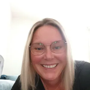 Femme polyvalente, ménage, garde d'enfants et services 