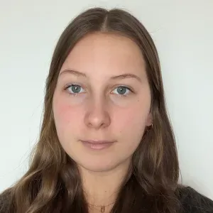 Baby-sitter disponible pour vous rendre service :) 