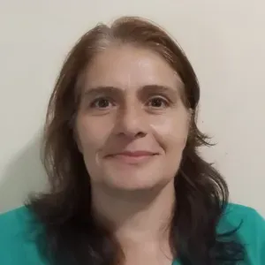 Empregada de limpeza profissional responsável no Porto