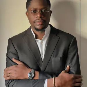 Empregado de limpeza responsável e higiénico 