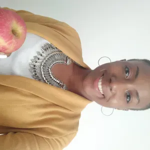 Préparation de repas , femme sérieuse 