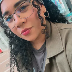 Cuidadora de perros amable y cariñosa