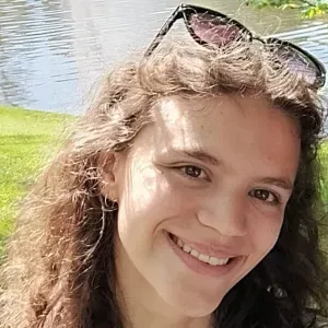 Pet-sitter souriante à Lyon 