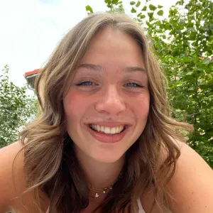 Étudiante de 20 ans cherche job d'été de baby-sitter