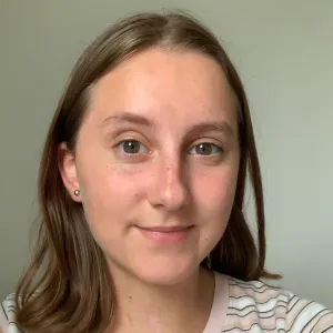 Étudiante bienveillante, ravie d'aider votre enfant