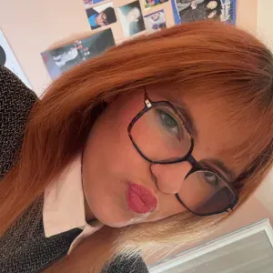 Baby-sitter expérimenté dans l'aube 