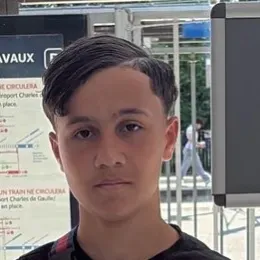 Jeune homme motivé et expiremente 
