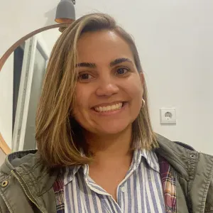 Baby-sitter no Brasil e em Portugal.