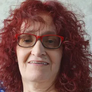 Dame de compagnie  aide a domicile courses pour vos ainees 