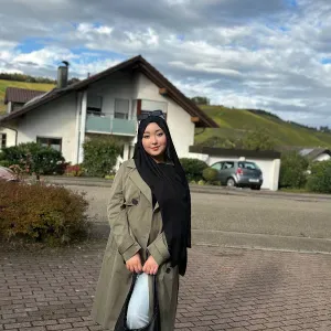 Erfahrene Babysitterin mit pädiatrischer Pflegeerfahrung