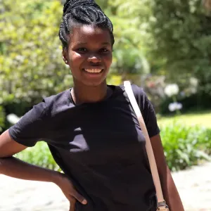 Empregada de limpeza e  responsável pelos materiais  