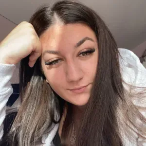 Pet sitter ayant un chien et un chat 