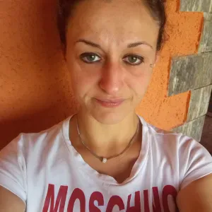 Addetta alle pulizie con grande attenzione ai dettagli