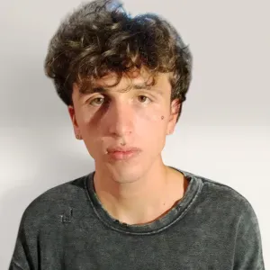 Ragazzo Competente Alle Pulizie di Casa