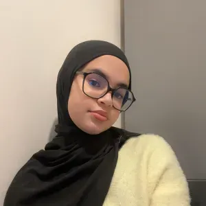 Garde d'enfants en journée – étudiante sérieuse