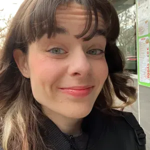 Canguro en Gandía con experiencia y ayuda en deberes o hogar