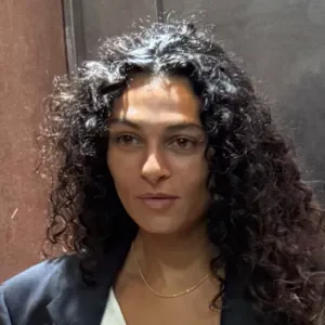 Aide à domicile et de compagnie souriante pour vos aînés