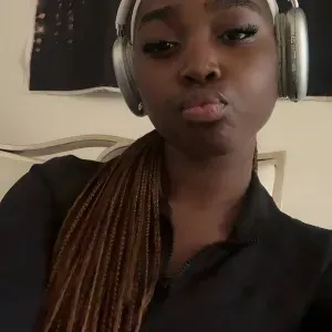 Une jeune fille cherchant un mini-job