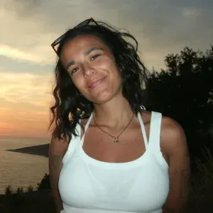 Babysitter dedicada que adora crianças