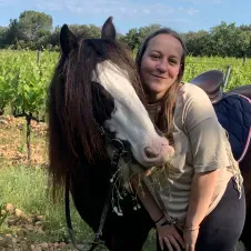 étudiante en ostéopathie animale