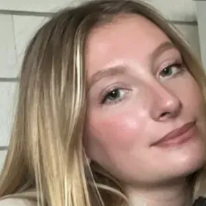 Baby-sitter responsable et amusante qui aime les enfants 