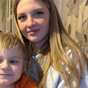 Laura-19 ans-gentille adorable s'amuser avec les enfants