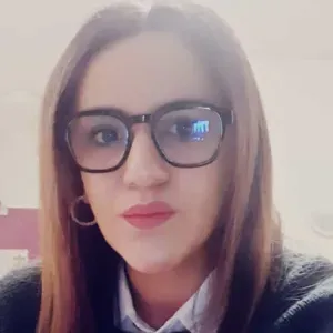 Femme active, technicienne supérieur des surfaces 