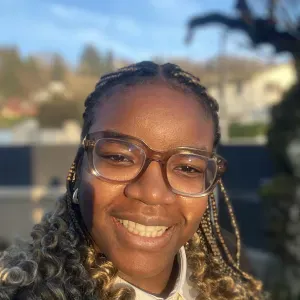 Jeune étudiante offrant cours particuliers ou de soutien 