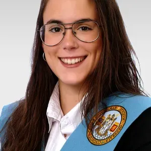 MAESTRA DE PRIMARIA CON PT