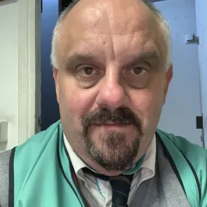 Garder, réveiller préparer, faire déjeuner déposer à l'école