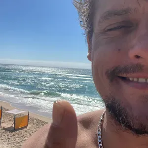 Dar comida e água e limpar necessidades