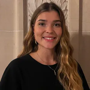 Baby-sitteuse avec le sourire
